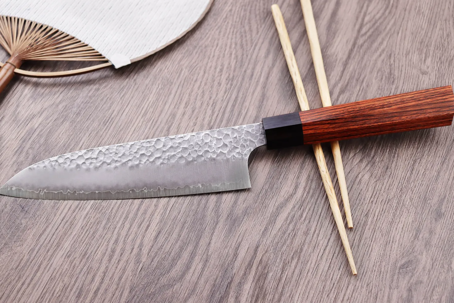 Couteau santoku japonais Kanetsugu Heptagon Uto martelé 17cm