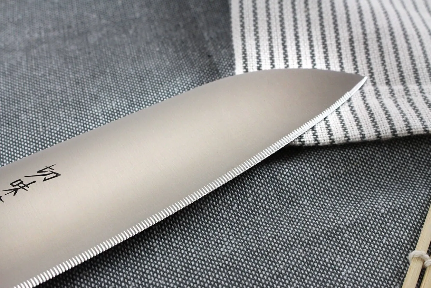 Couteau santoku japonais Kanetsugu Rev 21 lame 17cm micro dentée