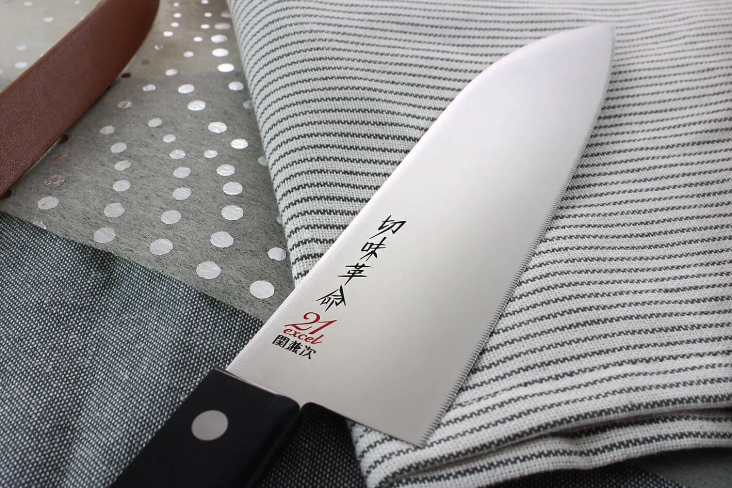 Couteau santoku japonais Kanetsugu Rev 21 lame 17cm micro dentée
