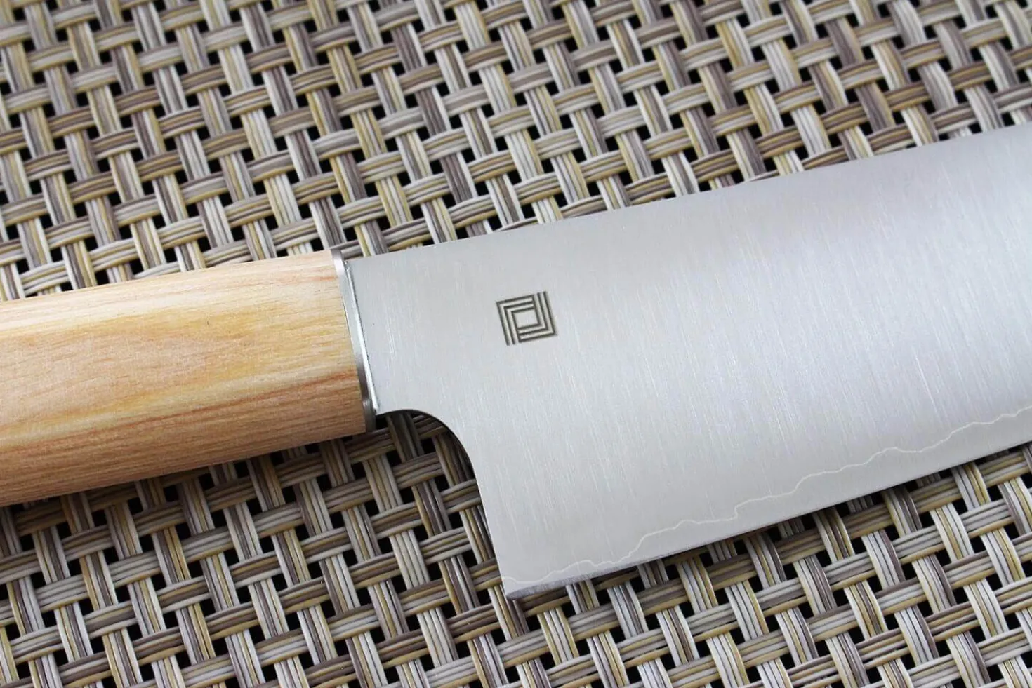 Couteau santoku japonais Shizu Hamono Yuri 18cm manche clair