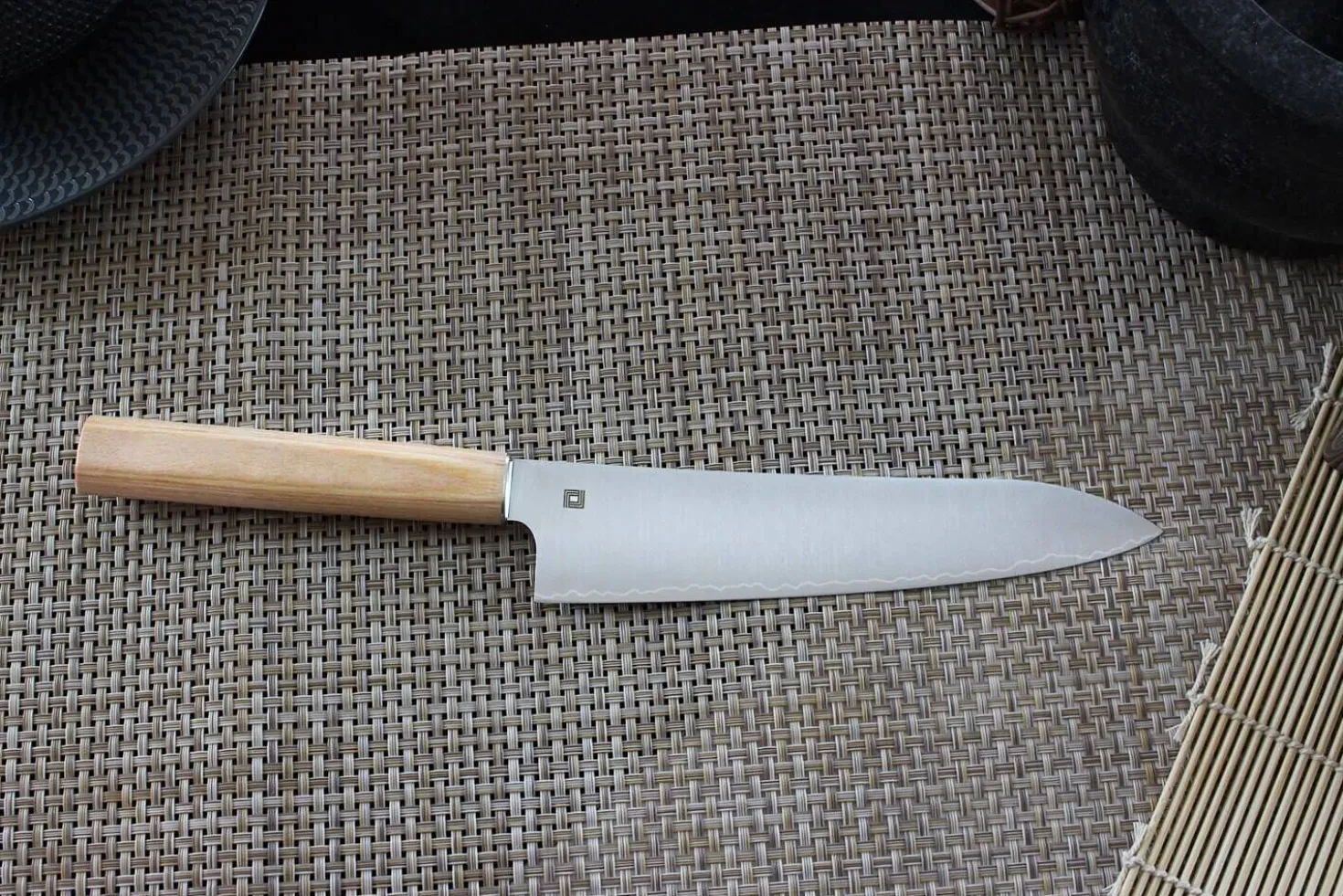 Couteau santoku japonais Shizu Hamono Yuri 18cm manche clair