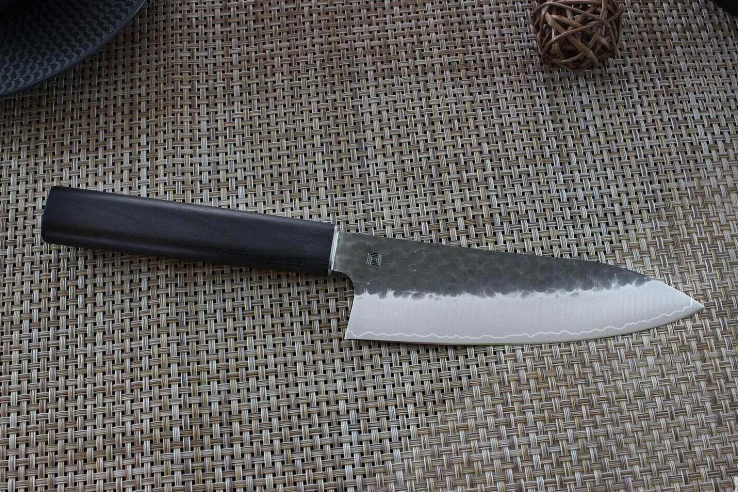Couteau santoku japonais Shizu Hamono Yamato martelé 16cm manche sombre