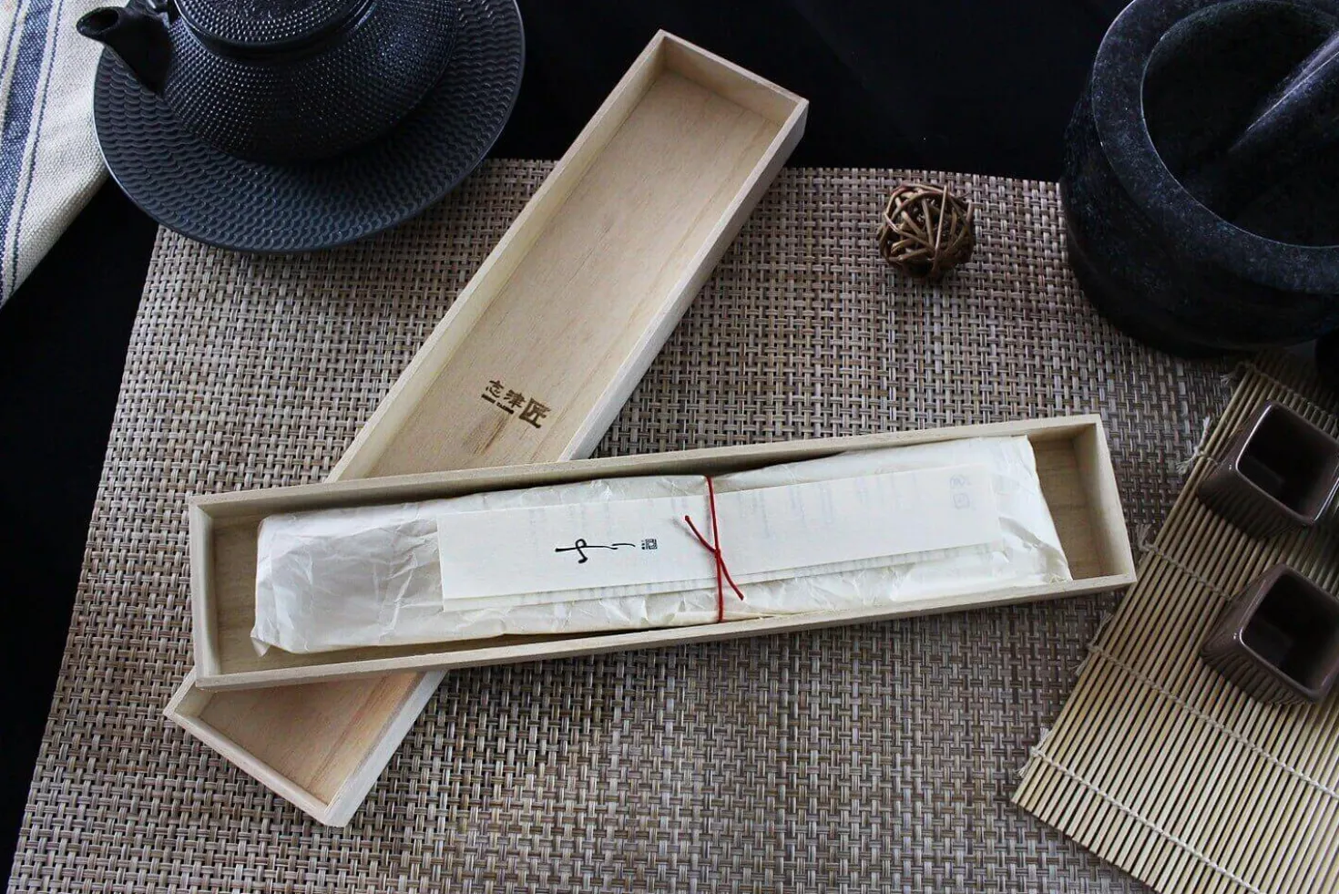 Couteau santoku japonais Shizu Hamono Yamato martelé 16cm manche sombre