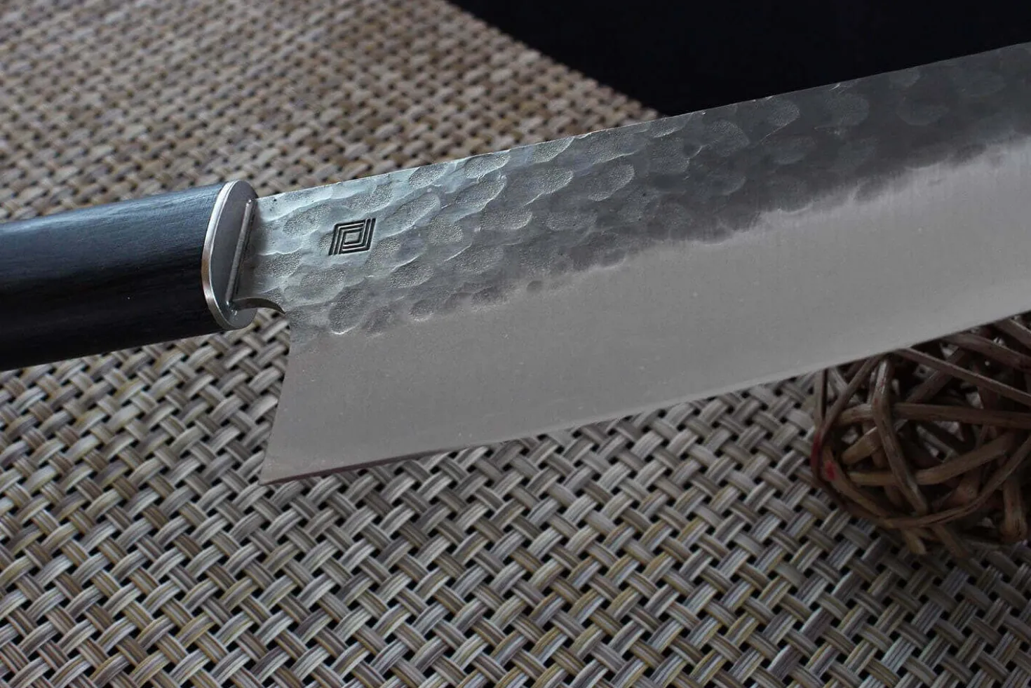Couteau santoku japonais Shizu Hamono Yamato martelé 16cm manche sombre