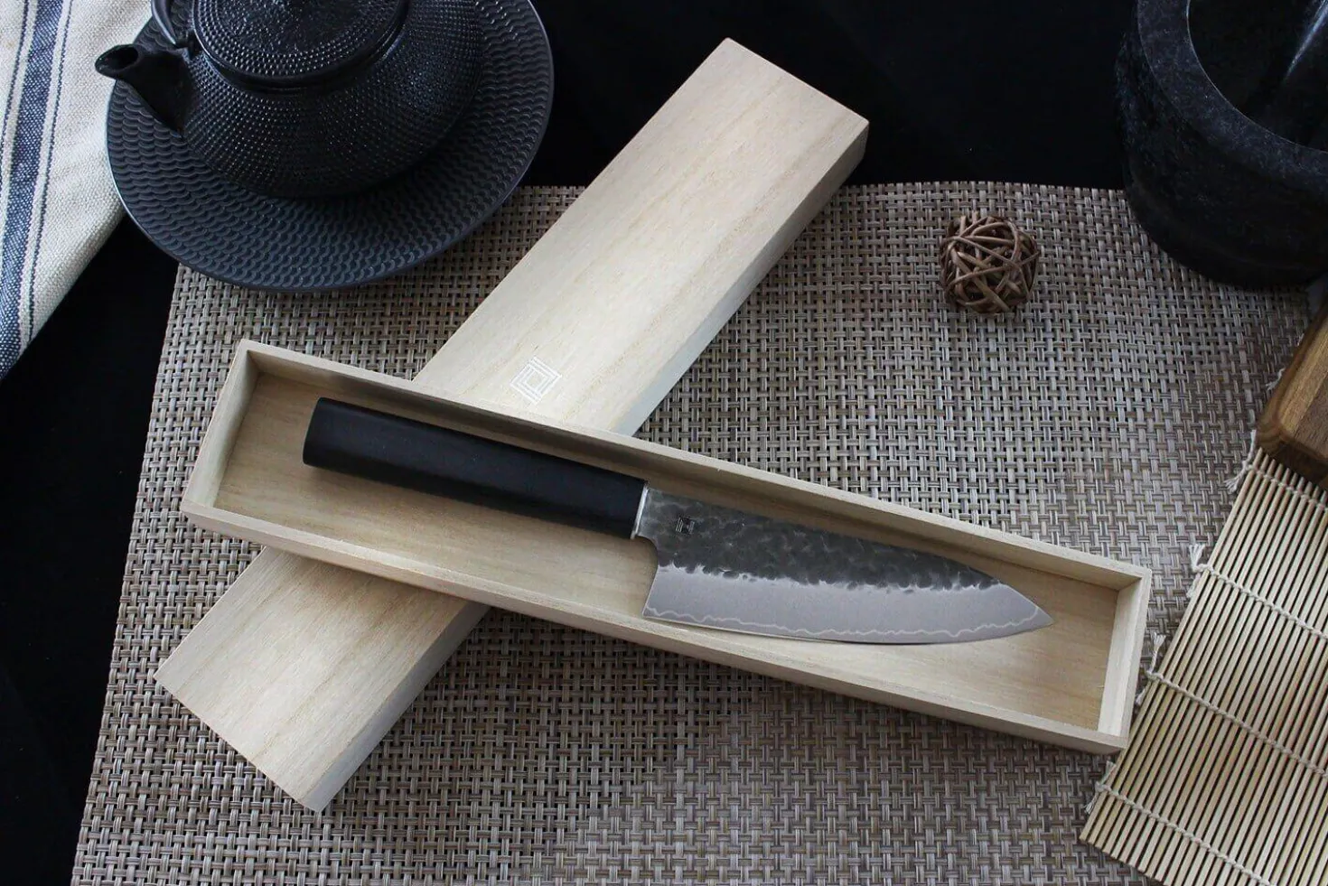 Couteau santoku japonais Shizu Hamono Yamato martelé 16cm manche sombre