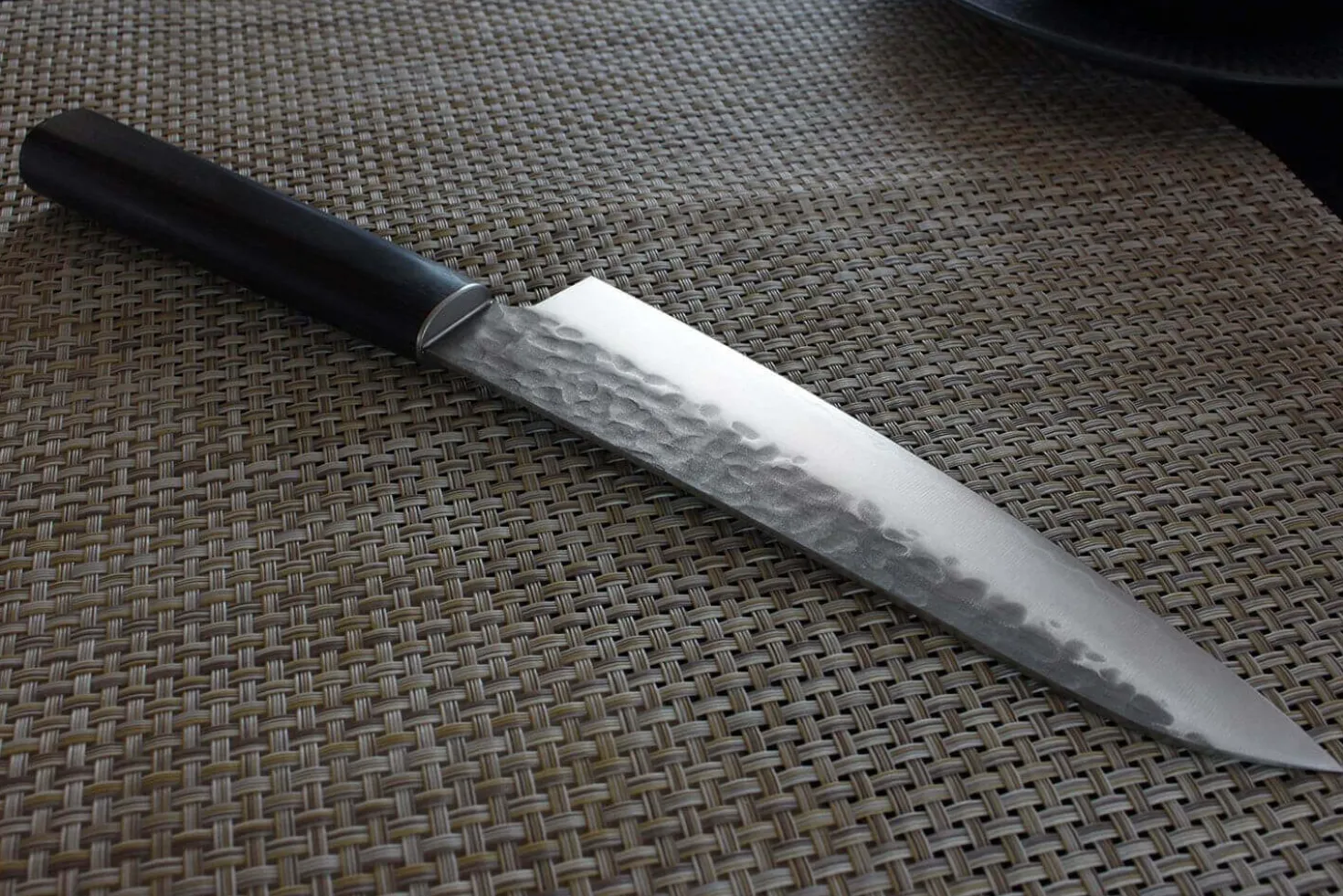 Couteau santoku japonais Shizu Hamono Yamato martelé 18cm manche sombre
