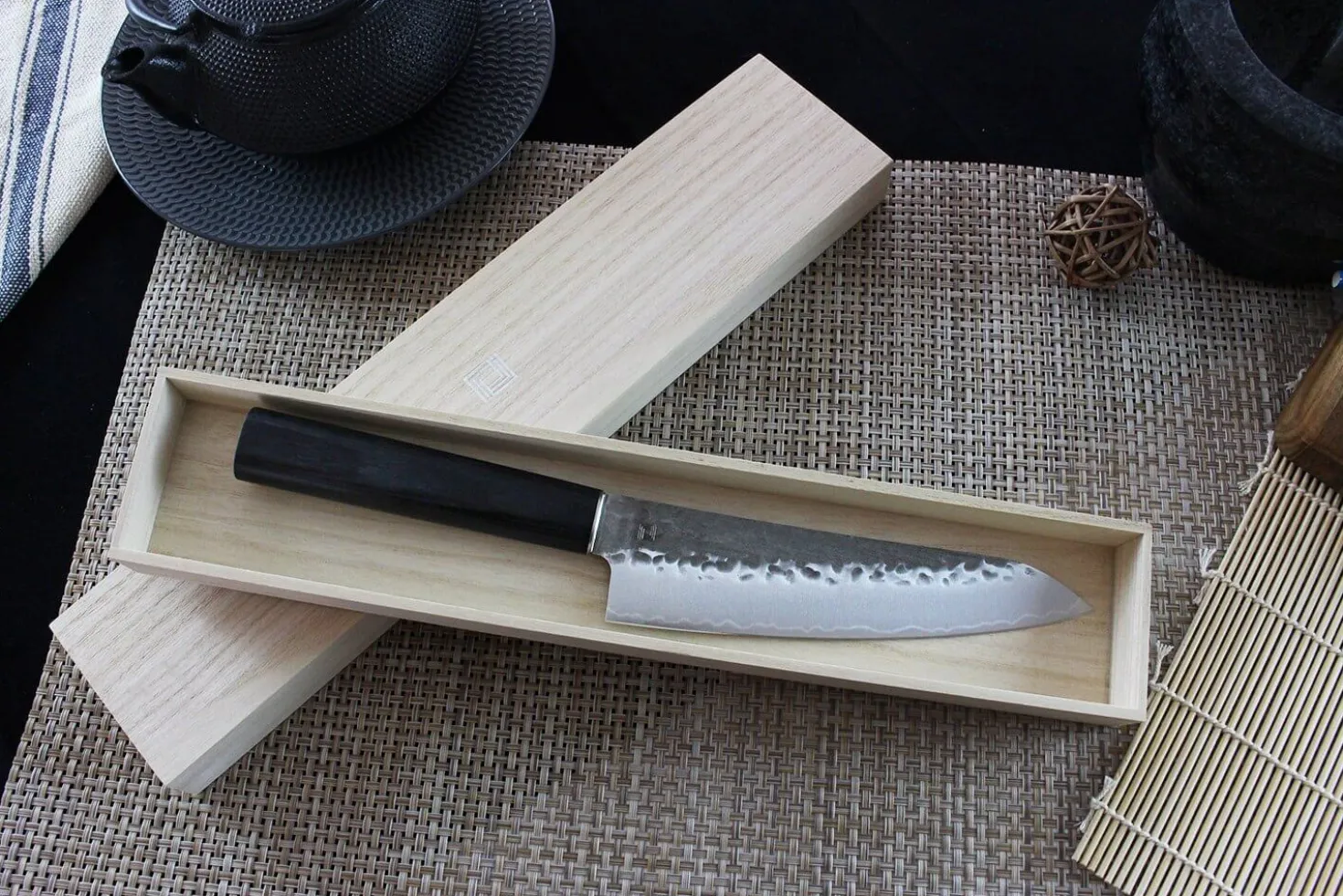 Couteau santoku japonais Shizu Hamono Yamato martelé 18cm manche sombre
