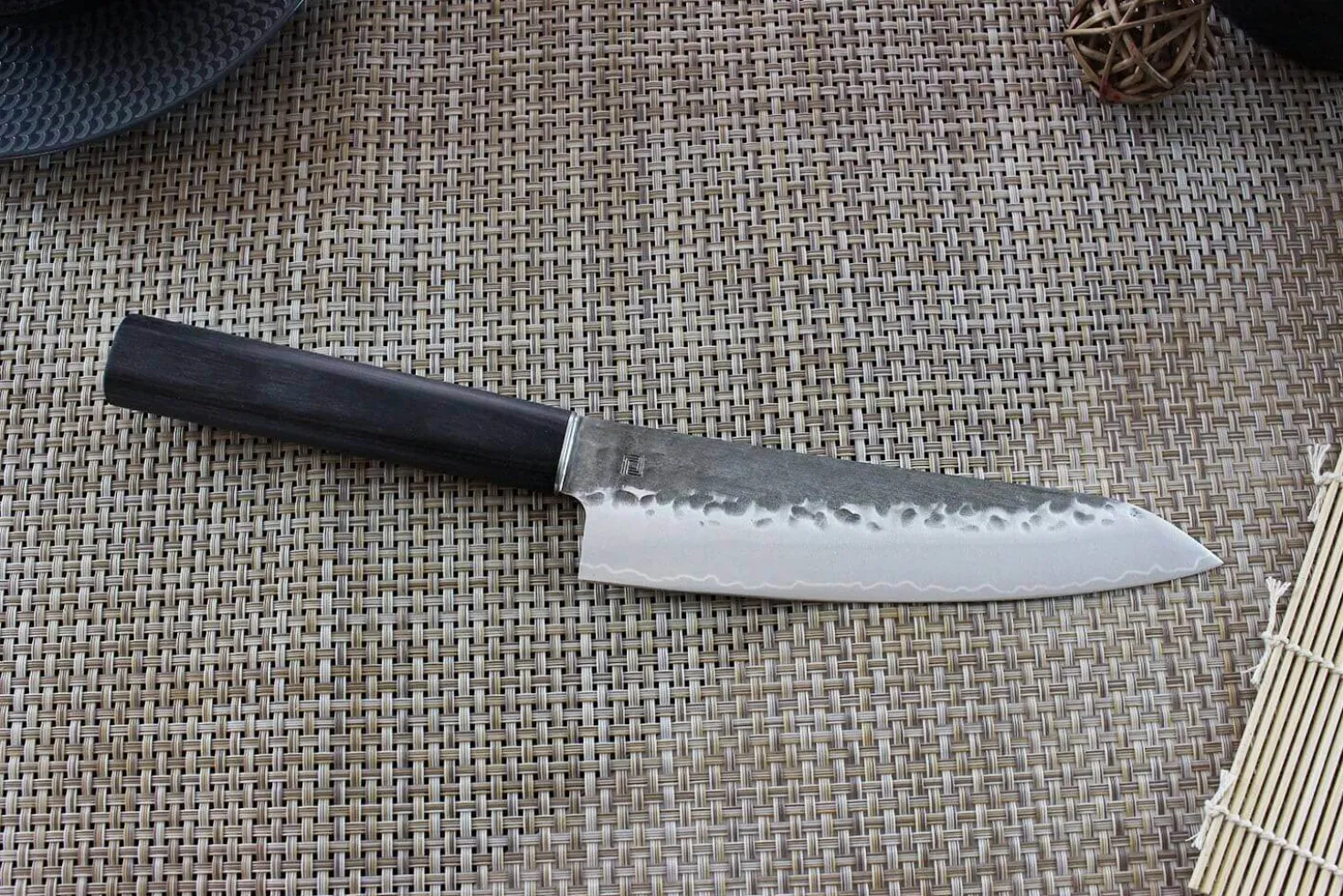 Couteau santoku japonais Shizu Hamono Yamato martelé 18cm manche sombre