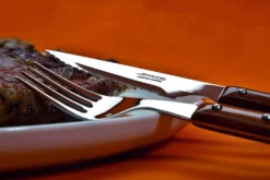 Couteau à steak Arcos Gregorio manche bois lame crantée 11cm