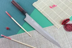 Couteau sujihiki japonais artisanal martelé Yu Kurosaki Shizuku 27cm acier SG2