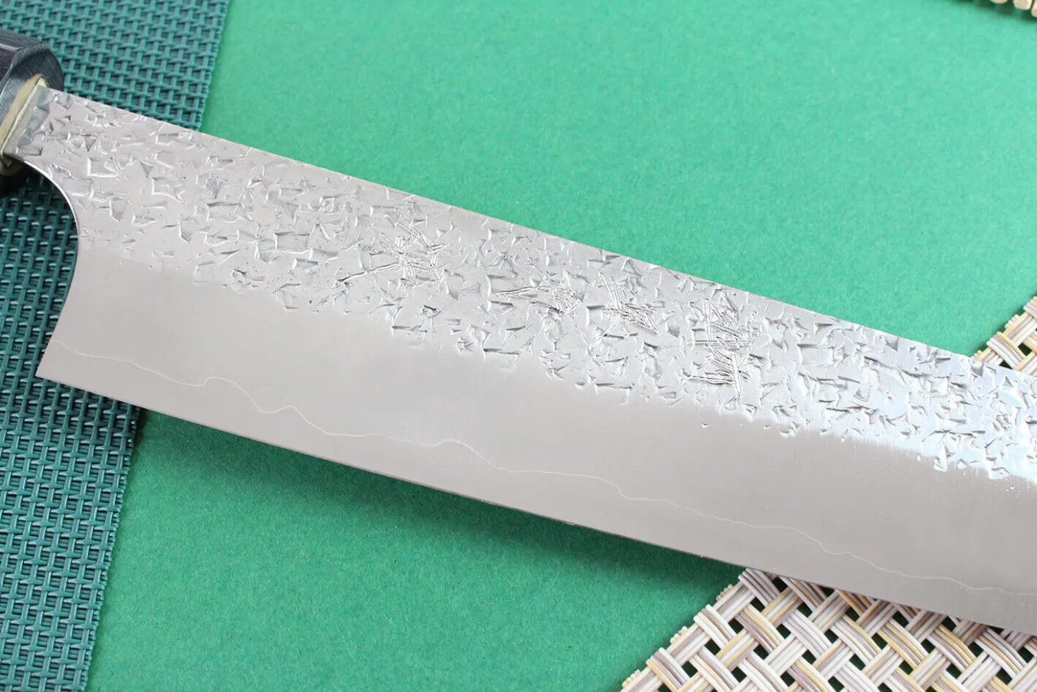 Couteau sujihiki japonais artisanal martelé Yu Kurosaki Shizuku 27cm acier SG2