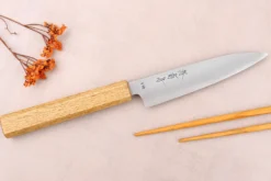 Couteau universel 13,5cm japonais artisanal Sakai Kikumori TS10 en chêne