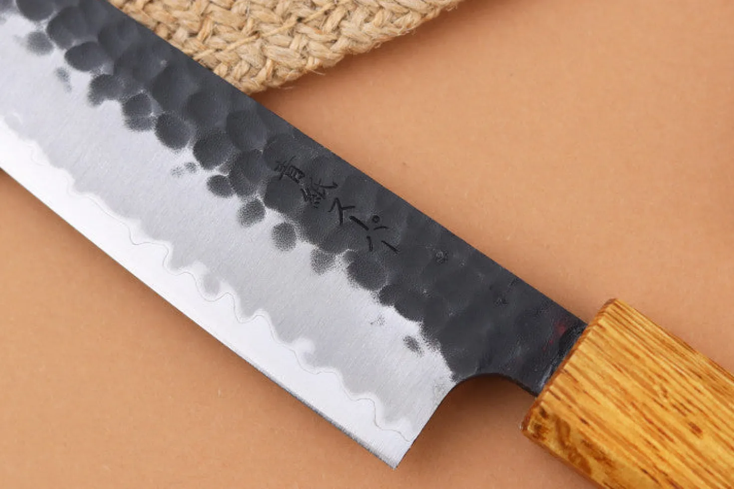 Couteau universel 15cm japonais artisanal Yuzo Black AS chêne brûlé