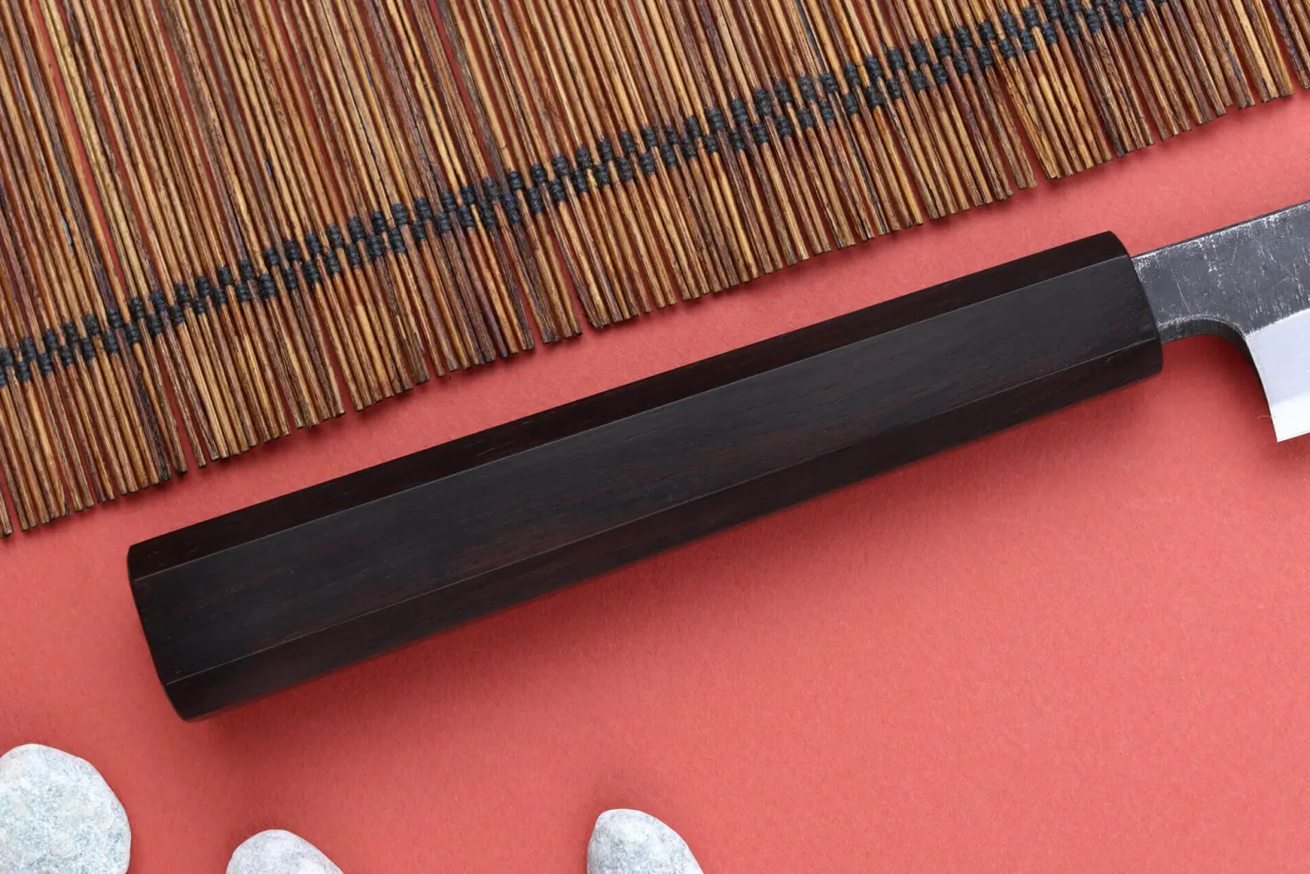 Couteau yanagiba 24cm japonais artisanal Hatsukokoro Shirasagi manche en ébène