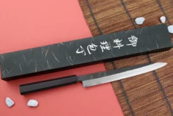 Couteau yanagiba 24cm japonais artisanal Hatsukokoro Shirasagi manche en ébène