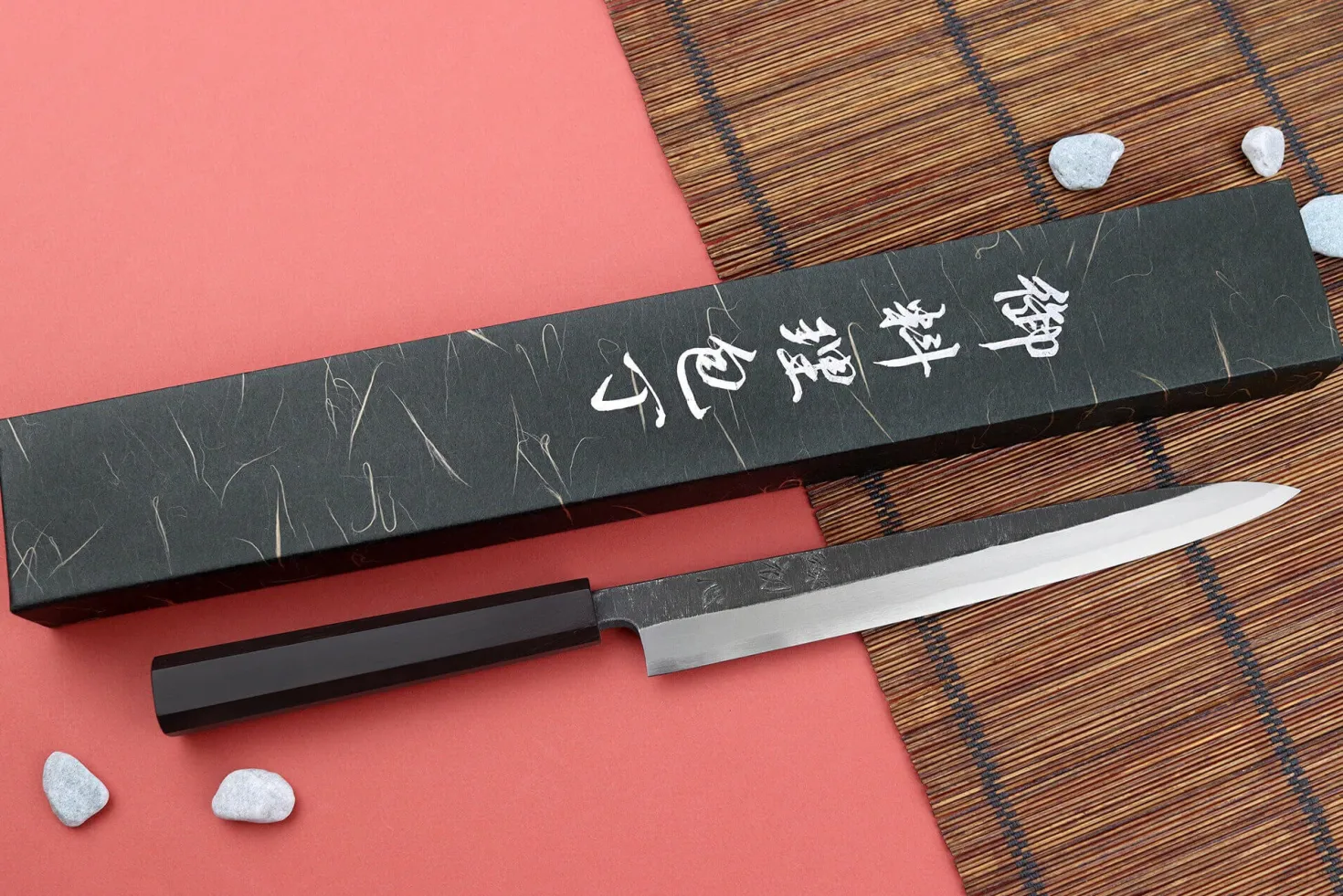 Couteau yanagiba 24cm japonais artisanal Hatsukokoro Shirasagi manche en ébène