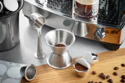 Entonnoir et doseur de café avec tasseur Gefu Conscio en acier inox 18/8