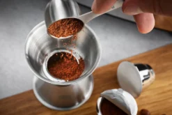 Entonnoir et doseur de café avec tasseur Gefu Conscio en acier inox 18/8