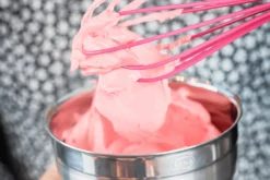 Fouet de cuisine Rösle Pink Charity en silicone rose 27cm