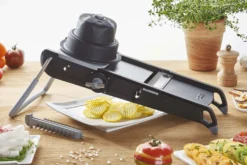 Mandoline De Buyer Swing Plus noire avec poussoir