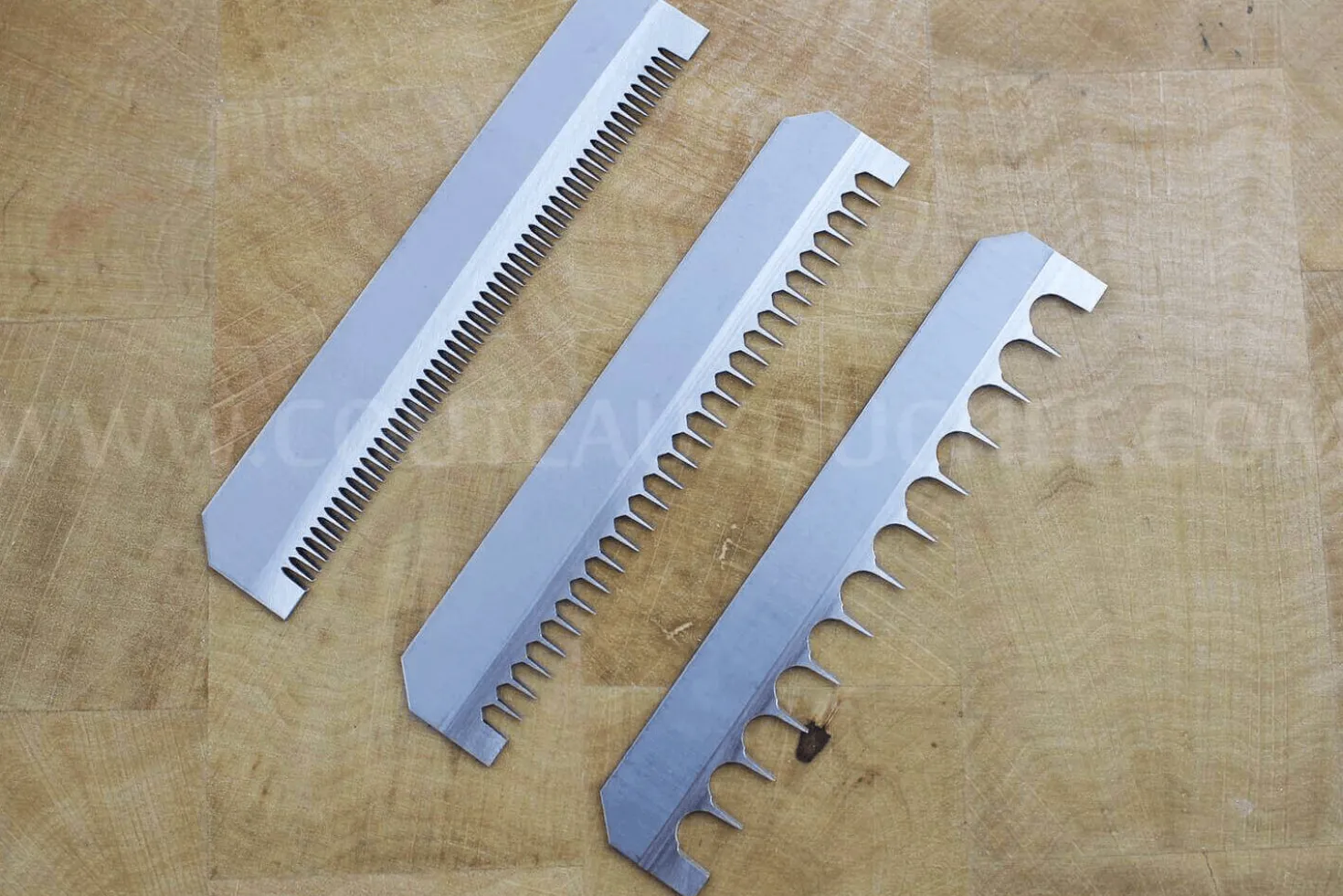 Mandoline japonaise professionnelle Benriner 3 lames couloir 6.5cm + poussoir et bac