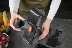 Mandoline verticale Gefu Stando avec récipient de collecte et couvercle