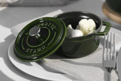 Mini cocotte Staub ronde en fonte émaillée vert basilic 10cm