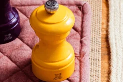 Moulin à poivre manuel Peugeot Bistro en bois de hêtre laqué jaune safran 10cm