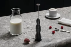 Mousseur à lait électrique Alessi Pulcina design par Michele De Lucchi