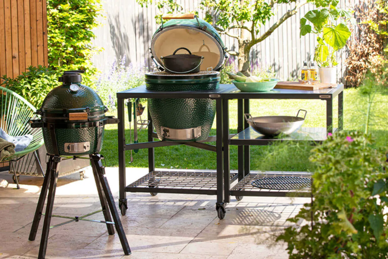 Pack Big Green Egg Large barbecue + convEGGtor + table modulaire + 4 roulettes