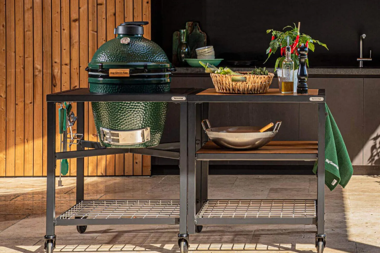 Pack Big Green Egg Medium barbecue + convEGGtor + table modulaire + 4 roulettes