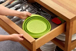 Passoire rétractable Lékué ø23cm en silicone Platinum