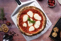 Pelle à pizza perforée Ooni 30cm en aluminium anodisé