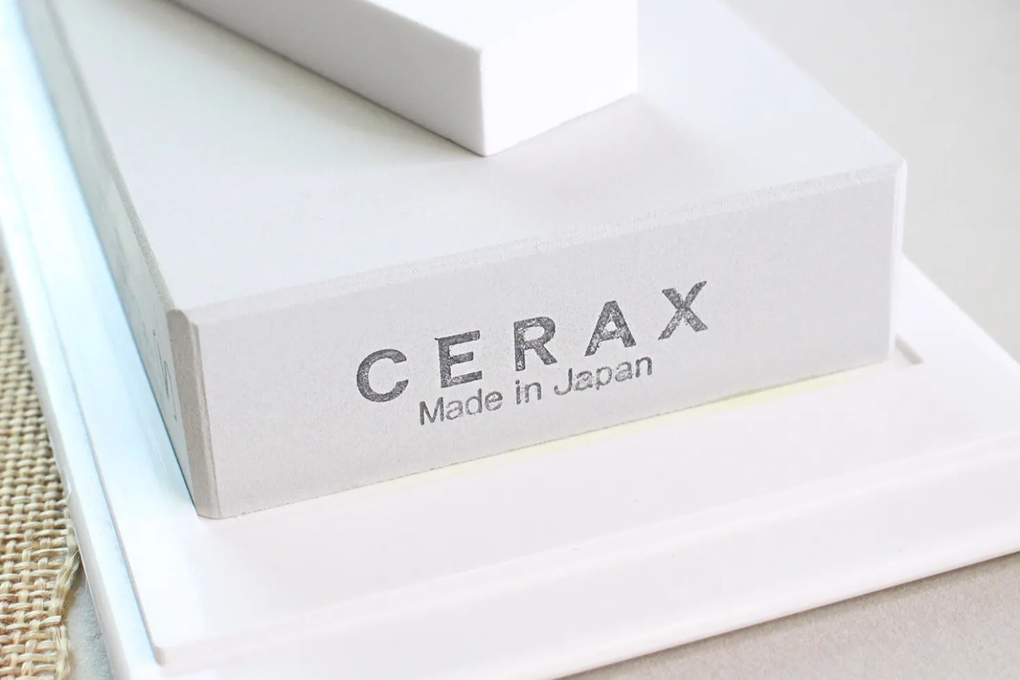 Pierre à aiguiser japonaise Suehiro Cerax céramique grains 320 sur socle