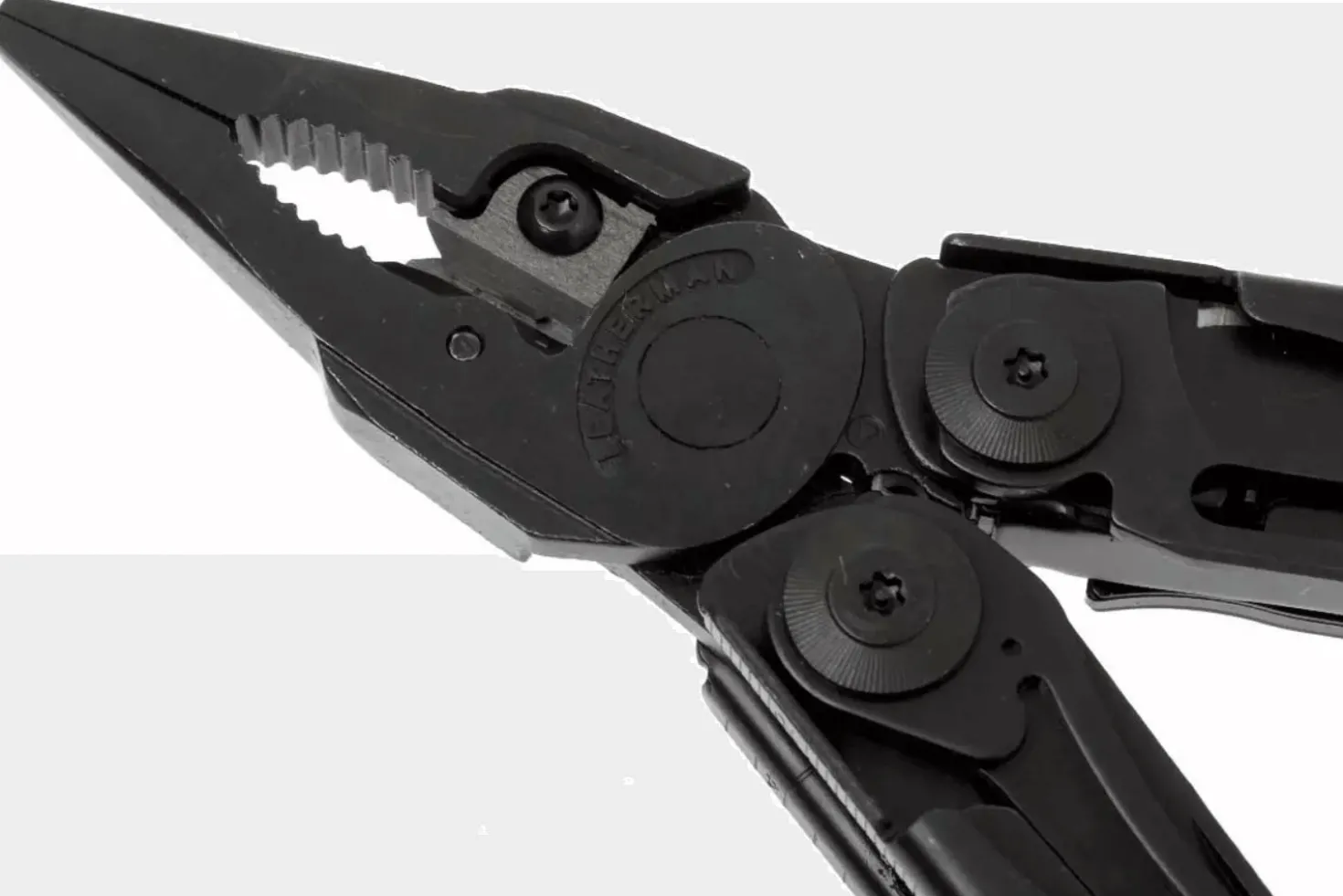 Pince multifonction Leatherman Surge Black 831333 21 fonctions + étui nylon
