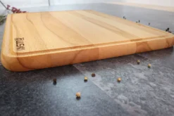 Planche à découper Wusaki en bois de hêtre certifié FSC avec rigole - 40 x 30 x 1,9 cm