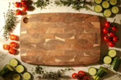Planche à découper Wusaki en bois d'acacia damier 35 x 24 x 2cm