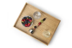 Plateau de service rectangulaire avec poignées Continenta en bois de chêne 49x35x6,3cm