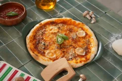 Plat à pizza Cookut Le Formidable fougère avec coupe-pizza et livret de recettes