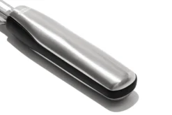 Éplucheur à légumes OXO Steel oscillant manche en inox et santoprène