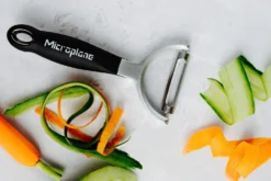 Éplucheur Microplane lame droite en acier inoxydable