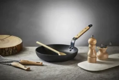Poêle ronde antiadhésive De Buyer Choc B Bois en aluminium forgé et manche en hêtre