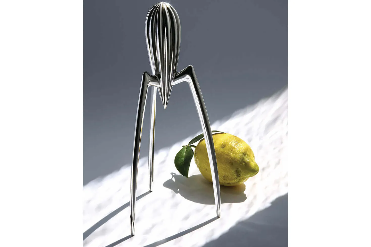 Presse-agrumes Alessi Juicy Salif en fonte d'aluminium design par Philippe Starck