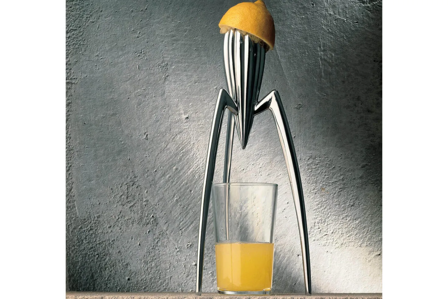 Presse-agrumes Alessi Juicy Salif en fonte d'aluminium design par Philippe Starck