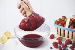 Presse-fruits/coulis étamine en nylon et poussoir en bois