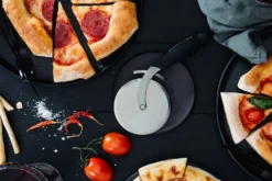 Roulette à pizza Microplane à double tranchant avec couvercle pique-pâte amovible