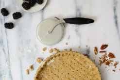 Roulette à pizza Microplane à double tranchant avec couvercle pique-pâte amovible