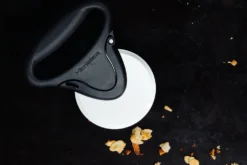 Roulette à pizza Microplane EASY PREP noire poignée ergonomique