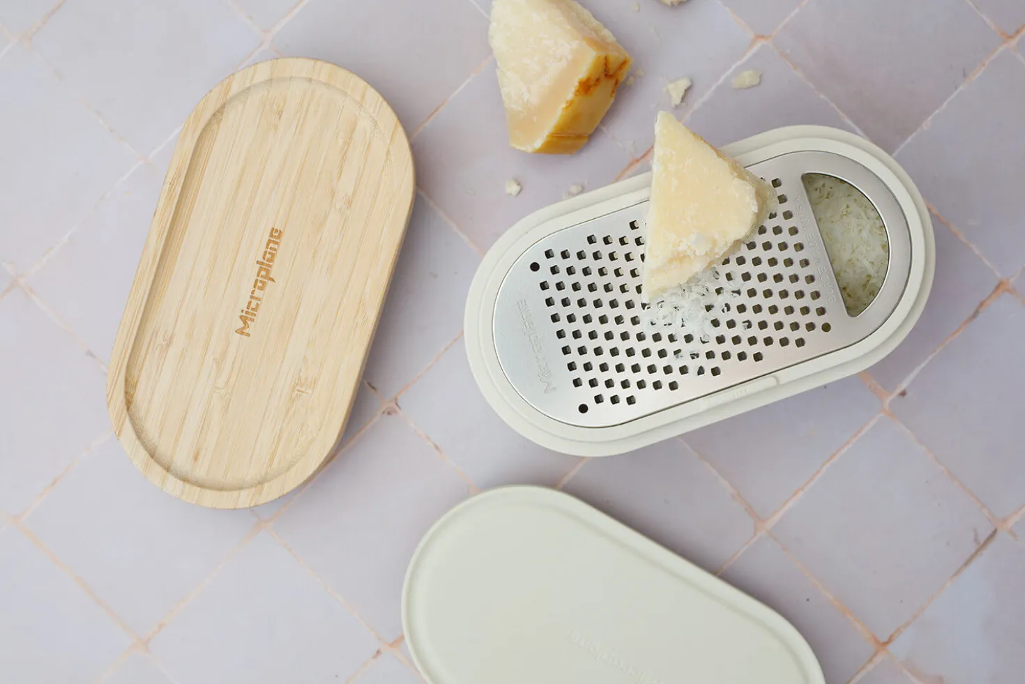 Râpe Microplane 3-en-1 blanche avec boîte de conservation et double couvercle