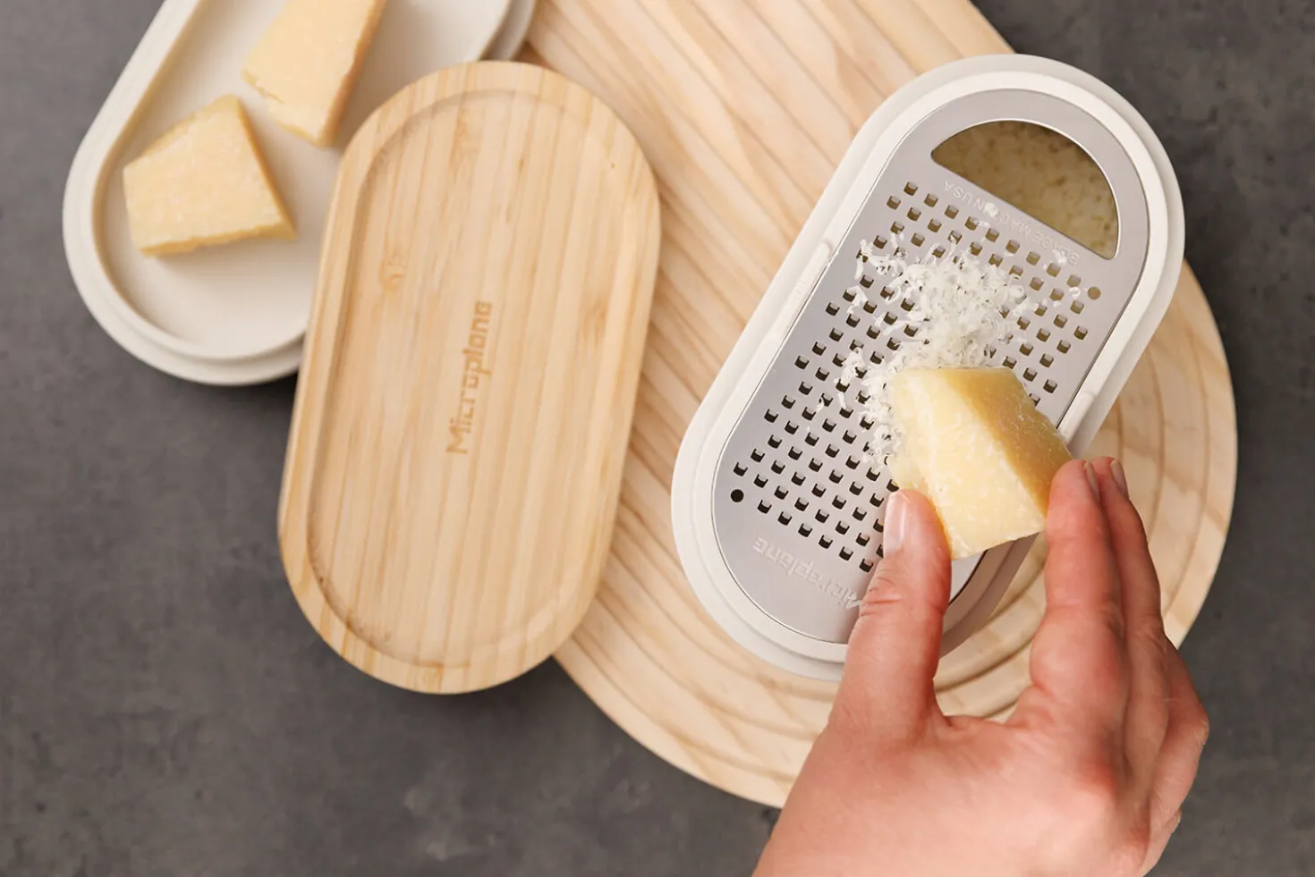Râpe Microplane 3-en-1 blanche avec boîte de conservation et double couvercle